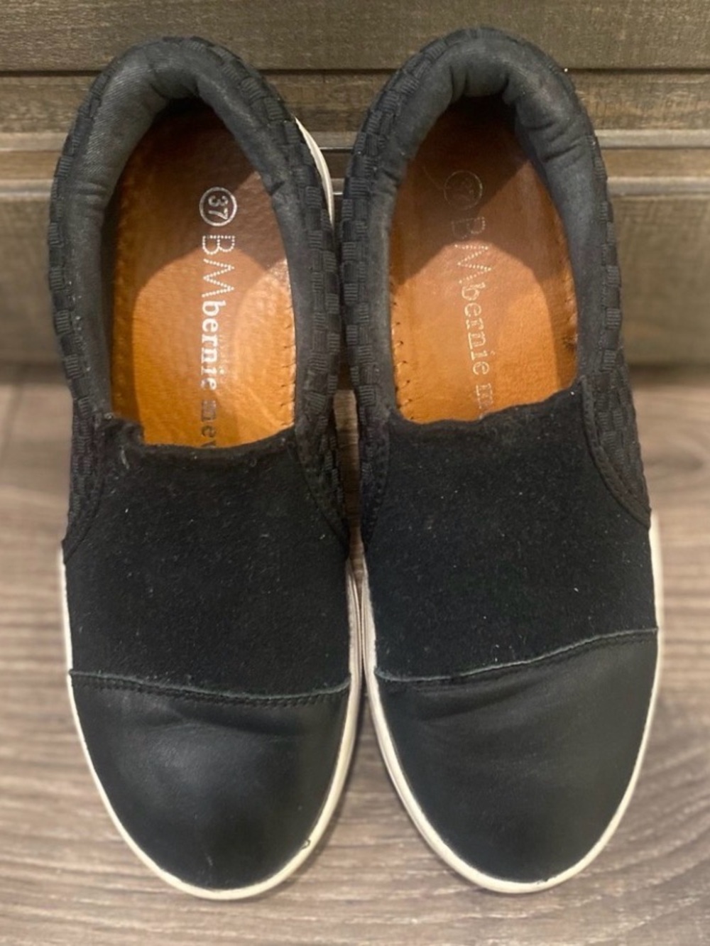 “Bernie Mev” Black Slip-On Casual Sneakers.
Size: 7
